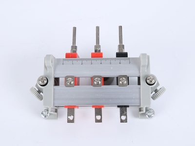 HH2017B單相鋁合金下出線(xiàn)表座（3滑塊-105、125MM-孔距，M8-螺桿）